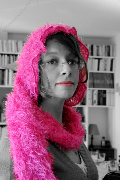 A Noël, avec une écharpe rose sur la tête