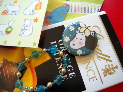 Une jolie carte, du choc, un bracelet, un siouper badge, et de l'emballage de qualité